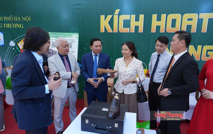 Các đại biểu tham quan gian hàng số.