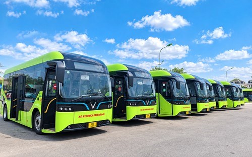 Hà Nội đưa 25 xe buýt điện vào hoạt động trên 2 tuyến