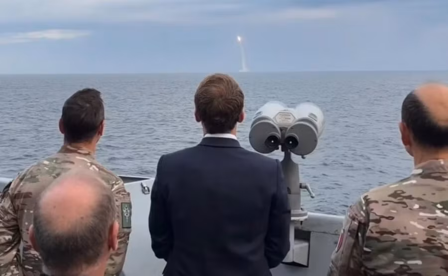 Tổng thống Macron theo dõi vụ phóng thử tên lửa M51.3.