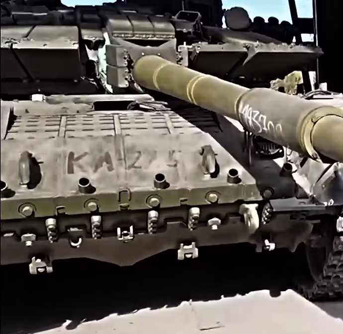 Một chiếc xe tăng T-72B3M mới hoàn thành nâng cấp. htuk1ecxaaaymtx.png