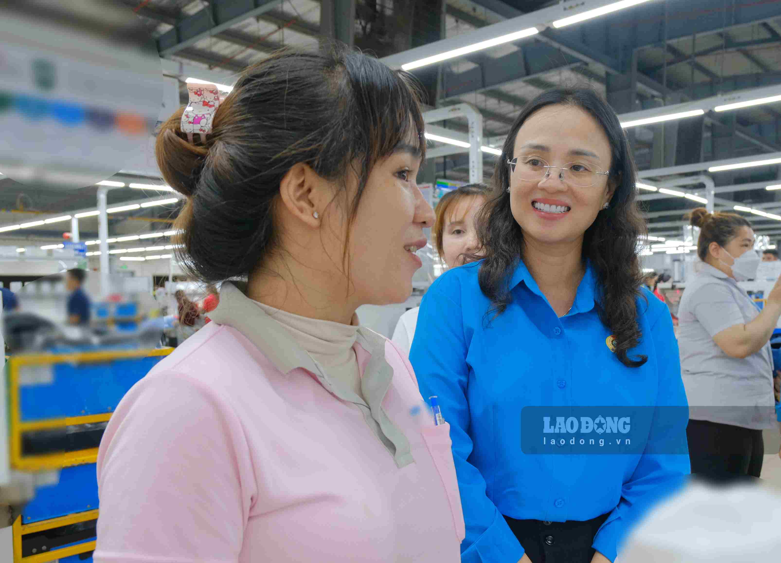 Chủ tịch LĐLĐ TP Cần Thơ Lê Thị Sương Mai thăm hỏi công nhân. Ảnh: Mỹ Ly (chụp ngày 8.10)