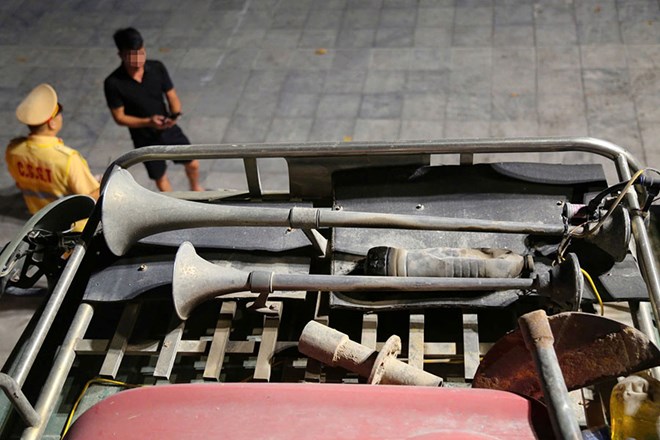 CSGT Hà Nội xử lý loạt xe tải độ đèn, dùng còi hơi trái quy định