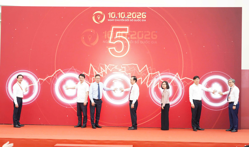Các đại biểu thực hiện nghi thức mở nền tảng ứng dụng chuyển đổi số cấp xã - Ảnh: KHCN 1000062845.jpg