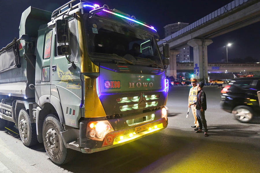 CSGT phát hiện xe độ chế thêm đèn chiếu sáng. Ảnh: Phòng CSGT Hà Nội