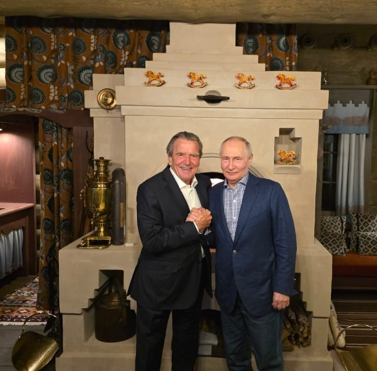 Cựu Thủ tướng Đức Gerhard Schröder đến nhà riêng của Tổng thống Nga Vladimir Putin tại Moscow. Ảnh: Điện Kremlin huigwwdaeaa69fw.jpg