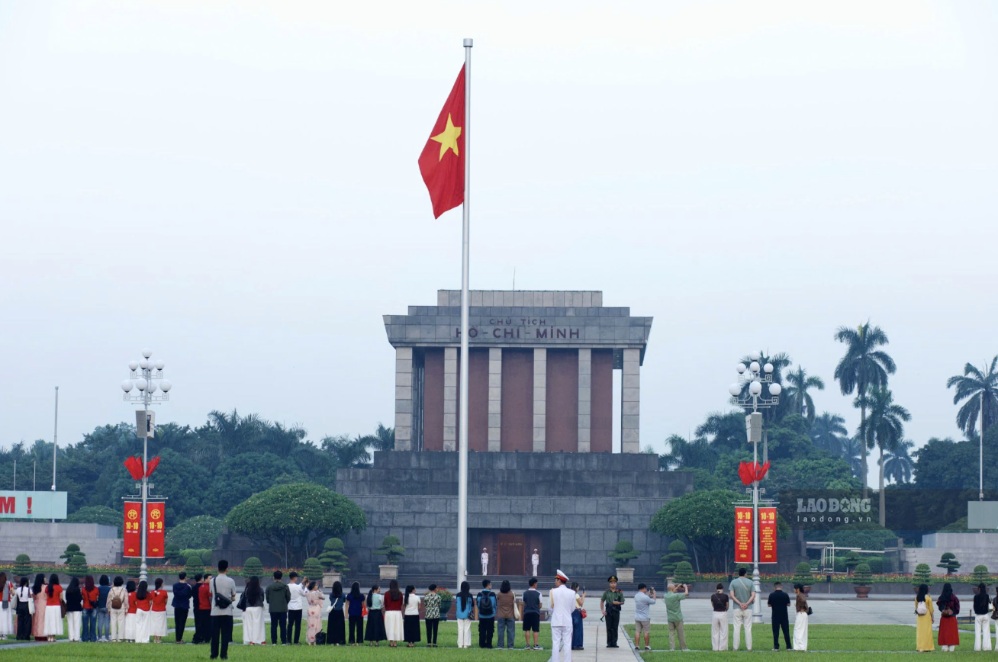 Người dân có mặt từ sớm tại Quảng trường Ba Đình, theo dõi nghi thức thượng cờ trong không khí trang nghiêm. Ảnh: Kim Thủy