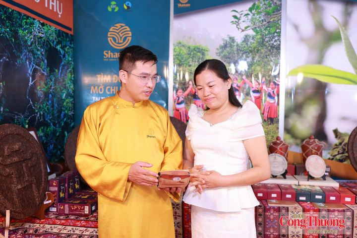 Sản phẩm trà đặc sản thu hút sự quan tâm của du khách tham quan Hội chợ hàng công nghiệp nông thôn tiêu biểu tỉnh Sơn La năm 2026. Ảnh: Quỳnh Trang