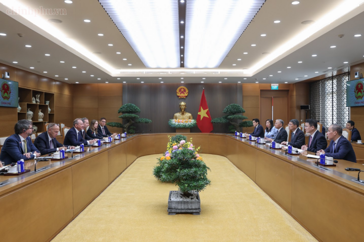 Thủ tướng Lê Minh Hưng tiếp Bộ trưởng Tài chính Luxembourg Gilles Roth - Ảnh: chinhphu.vn/Nhật Bắc.