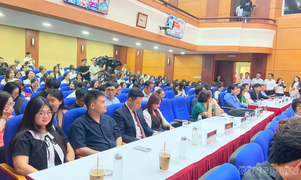 Đại biểu tham dự chương trình phát động. clo_br_1791774077825-8832622115283303279-8832622115283303279-da916e23a1e3ef4c5405bee0a4e1ae63.jpg
