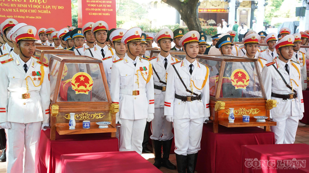 Lực lượng chức năng làm nhiệm vụ tại công viên Lê Thị Riêng. clo_br_1791771828933-2189135526148981058-g356883526645860816-3b69c53e4625816e8bf835b5cfd6dd16.jpg