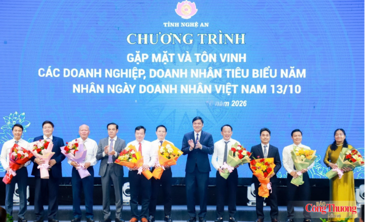 Lãnh đạo tỉnh Nghệ An tặng hoa cho các Hiệp Hội Doanh nghiệp, Hội doanh nghiệp, doanh nhân