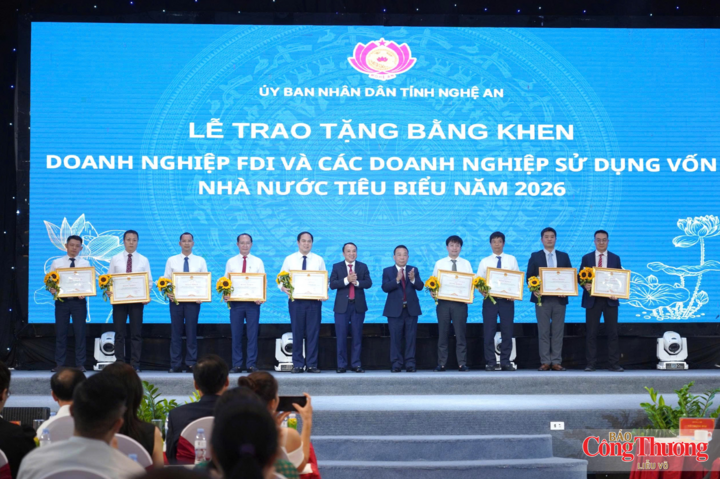 Ông Dương Đình Chỉnh, Phó Chủ tịch Thường trực HĐND tỉnh và ông Nguyễn Văn Đệ,  Phó Chủ tịch UBND tỉnh trao Bằng khen của Chủ tịch UBND tỉnh tặng các doanh nghiệp sử dụng vốn nhà nước và doanh nghiệp FDI tiêu biểu năm 2026.