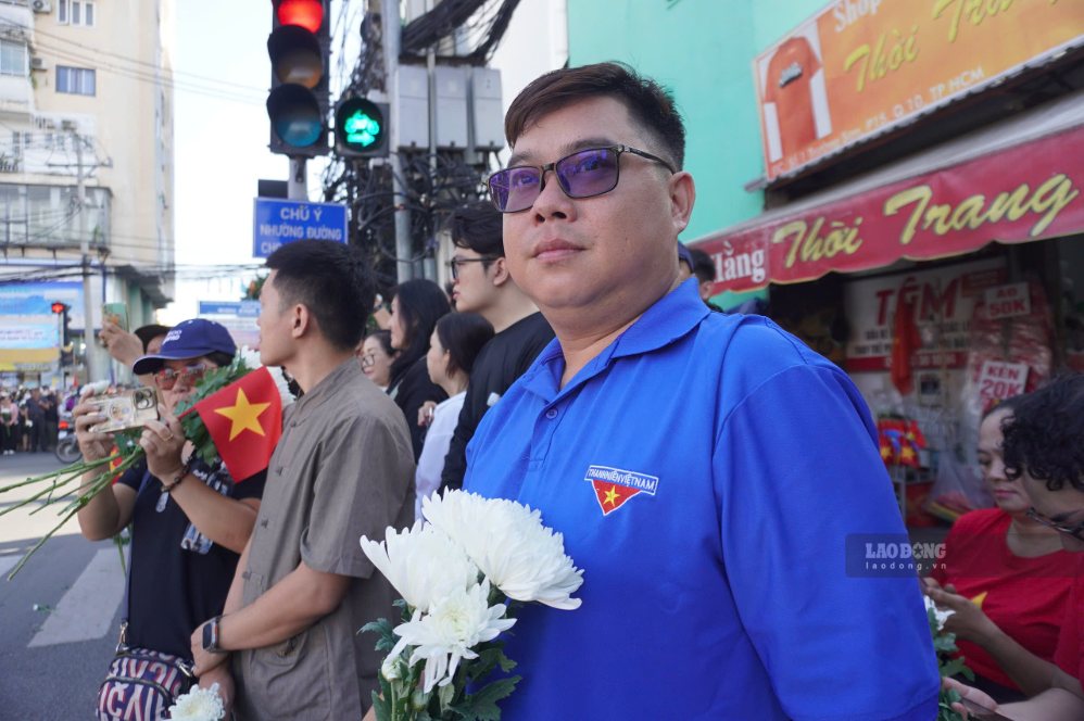 Hai bên đường đông kín người dân đứng cầm hoa trắng, tiễn đưa các liệt sĩ . Ảnh: Như Quỳnh