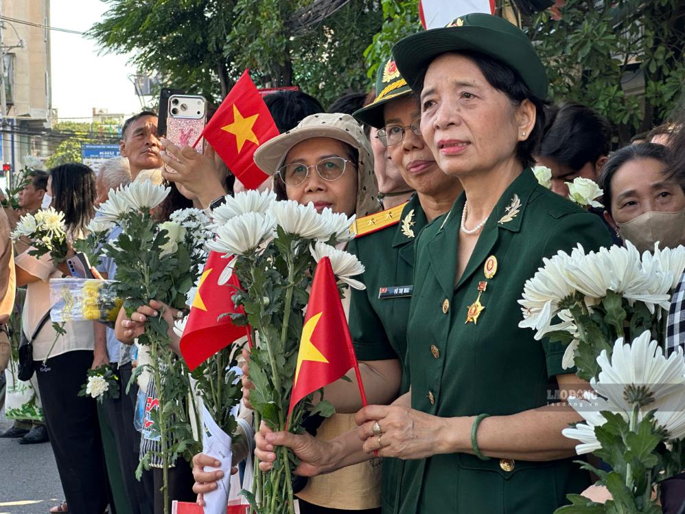 Đoàn học sinh xếp hàng ngay ngắn, di chuyển ổn định về vị trí hai bên đường. Ảnh: Mai Anh