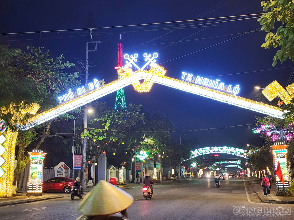 Các tuyến phố tại Nghĩa Lộ được chỉnh trang, trang hoàng rực rỡ trước ngày khai hội. Ảnh: Đức Toàn clo_br_duong-pho.jpg