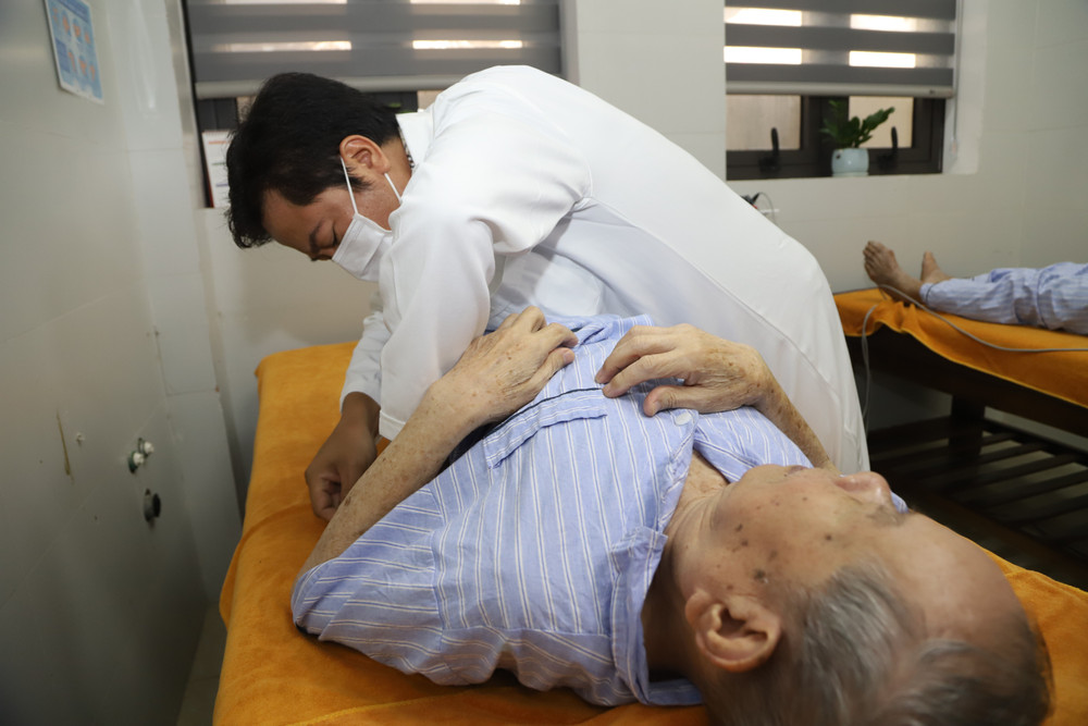 Bác sĩ Trạm Y tế phường Tây Hồ thăm khám cho người cao tuổi. anh-bai.jpg