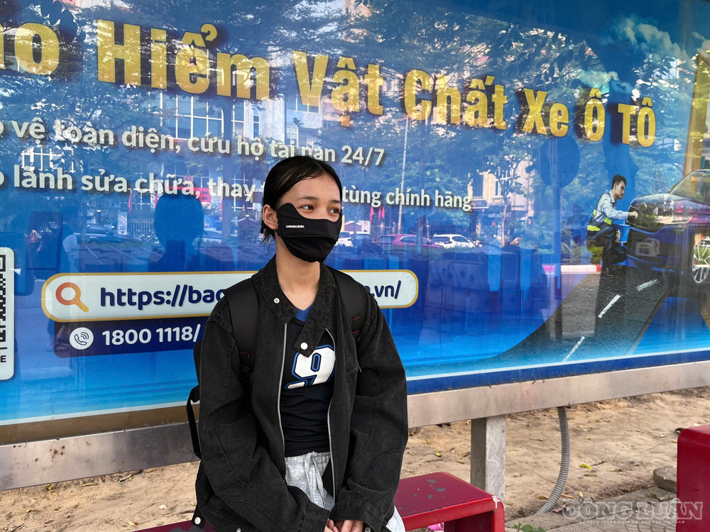 Anh Thơ tại điểm chờ xe buýt 83 di chuyển giữa nơi học tập và quê nhà (Ảnh: Thu Phương) clo_br_4.jpg