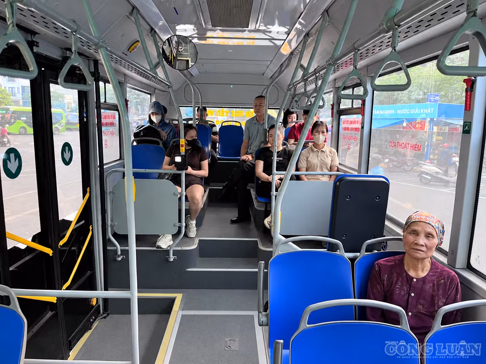 Hành khách hào hứng khi di chuyển trên xe buýt 83 (Ảnh: Thu Phương) clo_br_7.png
