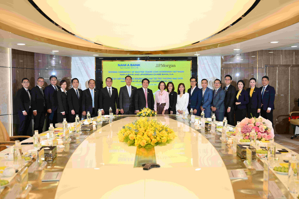 Lãnh đạo hai bên chụp hình lưu niệm. hinh-2-jb-fn.jpg