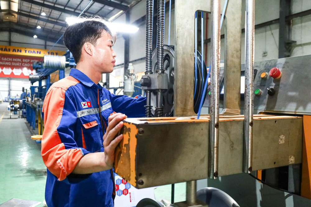 Bên cạnh đào tạo, doanh nghiệp sản xuất còn cần những hỗ trợ thiết thực về thuế, mặt bằng sản xuất và vốn. Ảnh: VV. 1791708364423-8945326784555992073-8945326784555992073-4bc67199ad235b2e72054b873cb2bd10.jpg