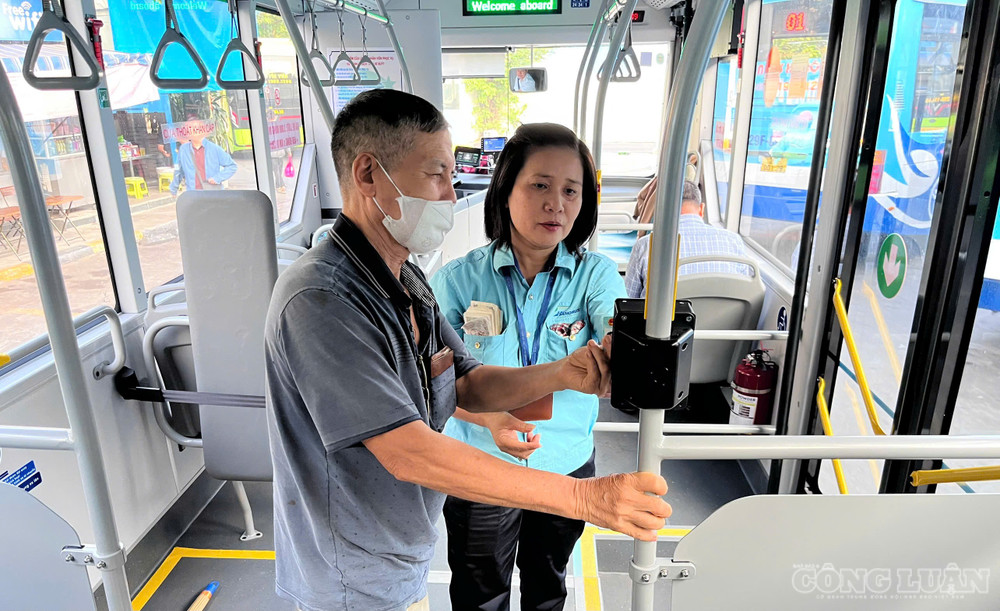 Nhân viên hướng dẫn hành khách trong quá trình sử dụng dịch vụ (Ảnh: Thu Phương) clo_br_5.jpg