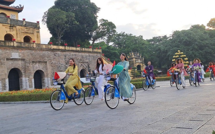 Nét thanh lịch của người Hà Nội cần được gìn giữ và thể hiện qua cách ứng xử văn minh trong đời sống thường ngày. Ảnh: Nhandan anh-xd-nguoi-hn-tl-vn-1751101293627820079770-0-0-450-720-crop.jpg