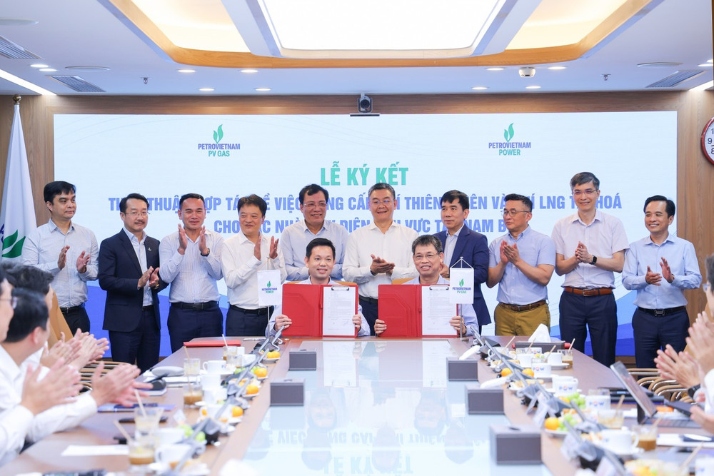Phó Tổng Giám đốc PV GAS Nguyễn Minh Tuấn và Phó Tổng Giám đốc PV Power Nguyễn Kiên ký kết Thỏa thuận hợp tác về cung cấp khí thiên nhiên và khí LNG tái hóa cho các nhà máy điện khu vực Tây Nam Bộ. 1.jpg