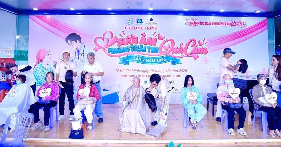 Chương trình trao 30 bộ tóc cho bệnh nhân đang điều trị nội trú tại bệnh viện. 1792383669075-266176155068175012-g861937958123331043-fded3457fc86778c905dc63f6e482cc3.jpg