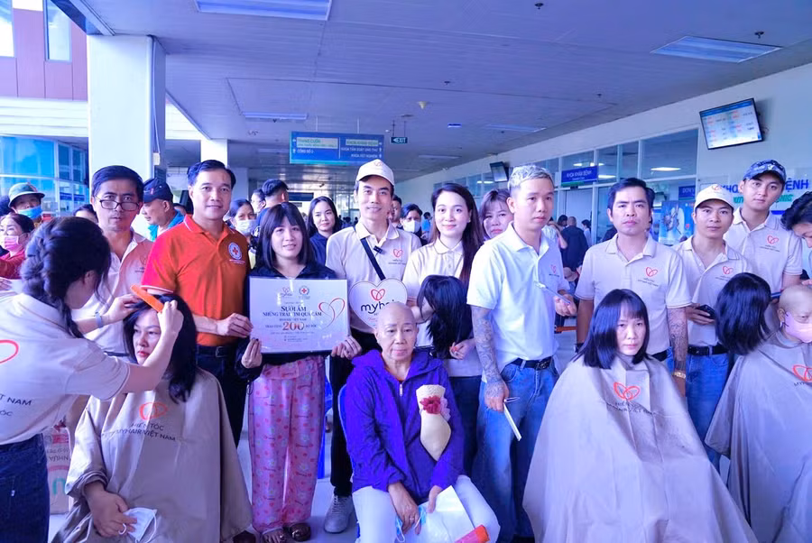 Dự án nằm trong khuôn khổ chương trình nhân văn mang tên “Sưởi ấm những trái tim quả cảm” diễn ra tại Bệnh viện Ung Bướu TPHCM (Cơ sở 2). 1792383157632-7477199548466496465-7477199548466496465-5039398bdcd8b3e86d6177ba4e17cf4a.jpg