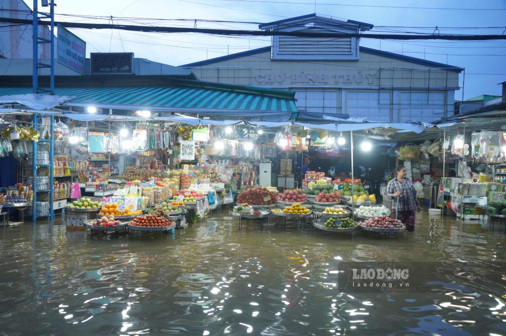 Triều cường dâng cao tại chợ Bình Thủy ngày 11.10. Ảnh: Tạ Quang