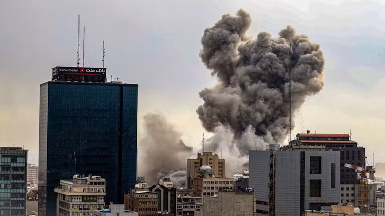 Những cột khói đen bốc cao sau một cuộc tấn công của Mỹ và Israel nhằm vào thủ đô Tehran, Iran.