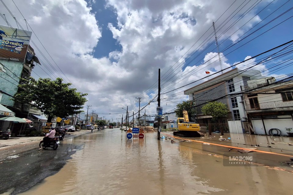 Dự án nâng cấp, mở rộng Quốc lộ 91 (đoạn Km0 - Km7) ngập nhiều vị trí khi triều cường và mưa lớn. Ảnh: Tạ Quang (ảnh chụp ngày 28.9)