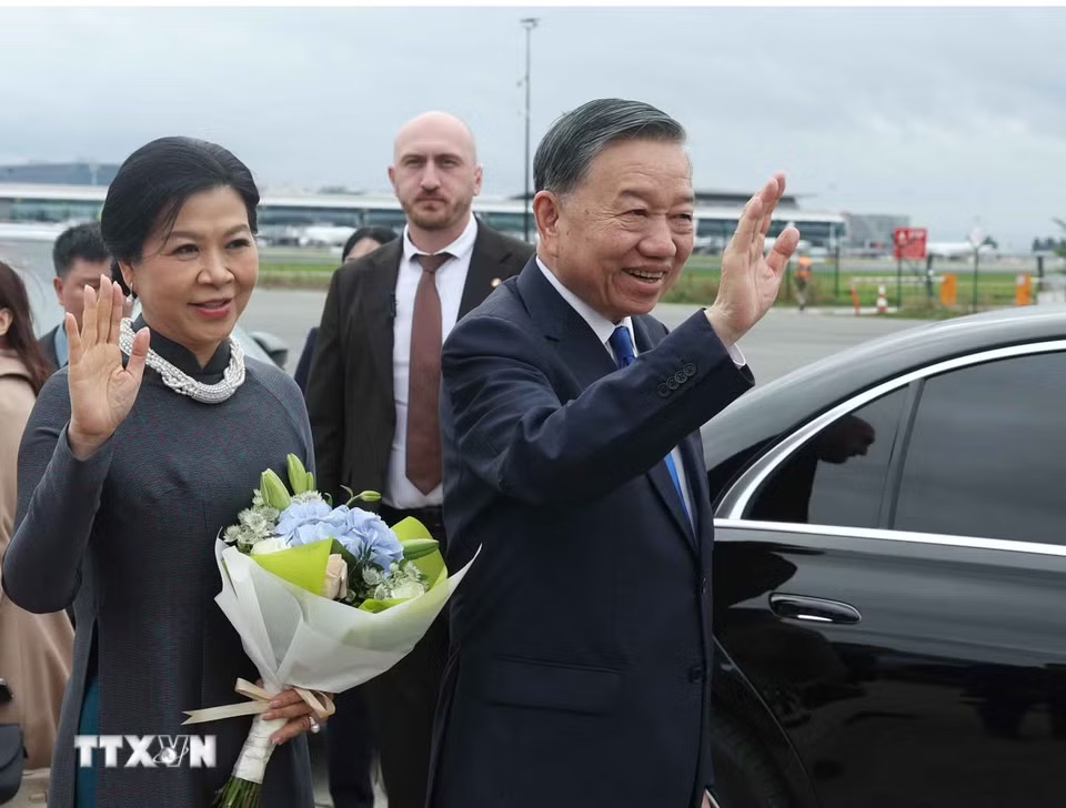 Tổng Bí thư, Chủ tịch nước Tô Lâm và Phu nhân Ngô Phương Ly đến thủ đô Brussels, bắt đầu thăm chính thức EU và Bỉ. Ảnh: Thống Nhất/TTXVN