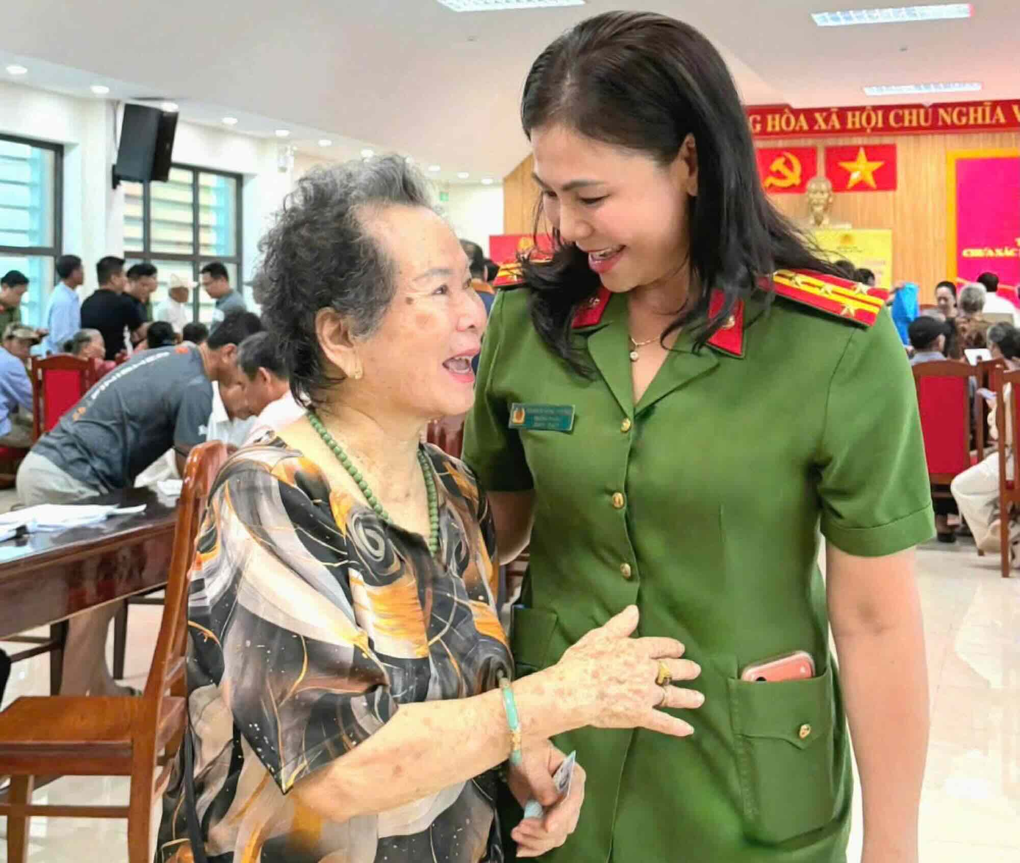 Cán bộ Công an tỉnh Quảng Trị thu nhận mẫu ADN của thân nhân liệt sĩ chưa xác định được danh tính. Ảnh: