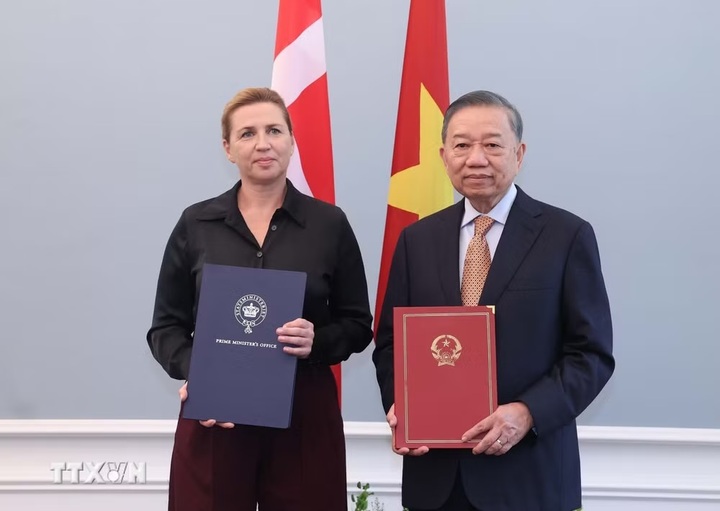 Tổng Bí thư, Chủ tịch nước Tô Lâm và Thủ tướng Đan Mạch Mette Frederiksen trao Tuyên bố chung về việc thiết lập quan hệ Đối tác chiến lược toàn diện Việt Nam-Đan Mạch. (Ảnh: Thống Nhất/TTXVN)