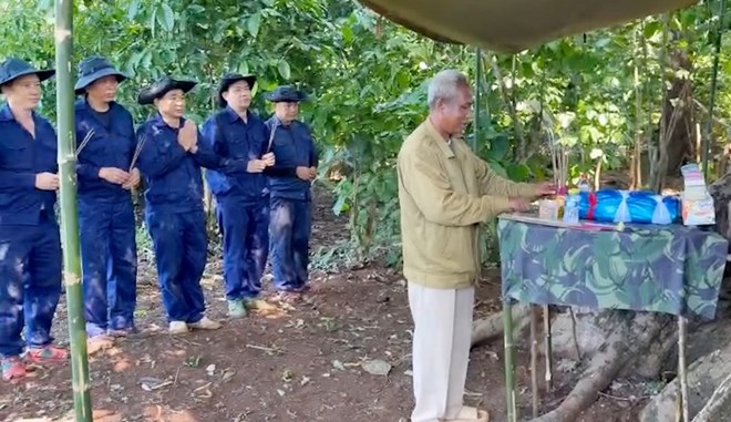 Phát hiện hài cốt liệt sĩ cùng bìa sổ tay in dòng chữ “Quân Giải phóng miền Nam Việt Nam”