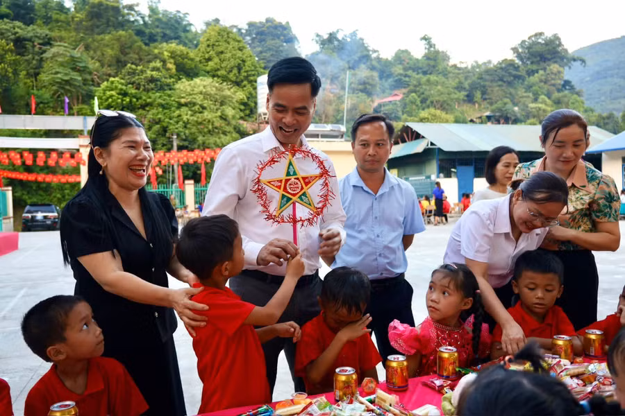 Ông Nguyễn Văn Lương, Chủ tịch UBND xã Mường Pồn (người áo trắng, cầm đèn ông sao) thăm, tặng quà Tết Trung thu cho học sinh trên địa bàn. song-dep.jpg