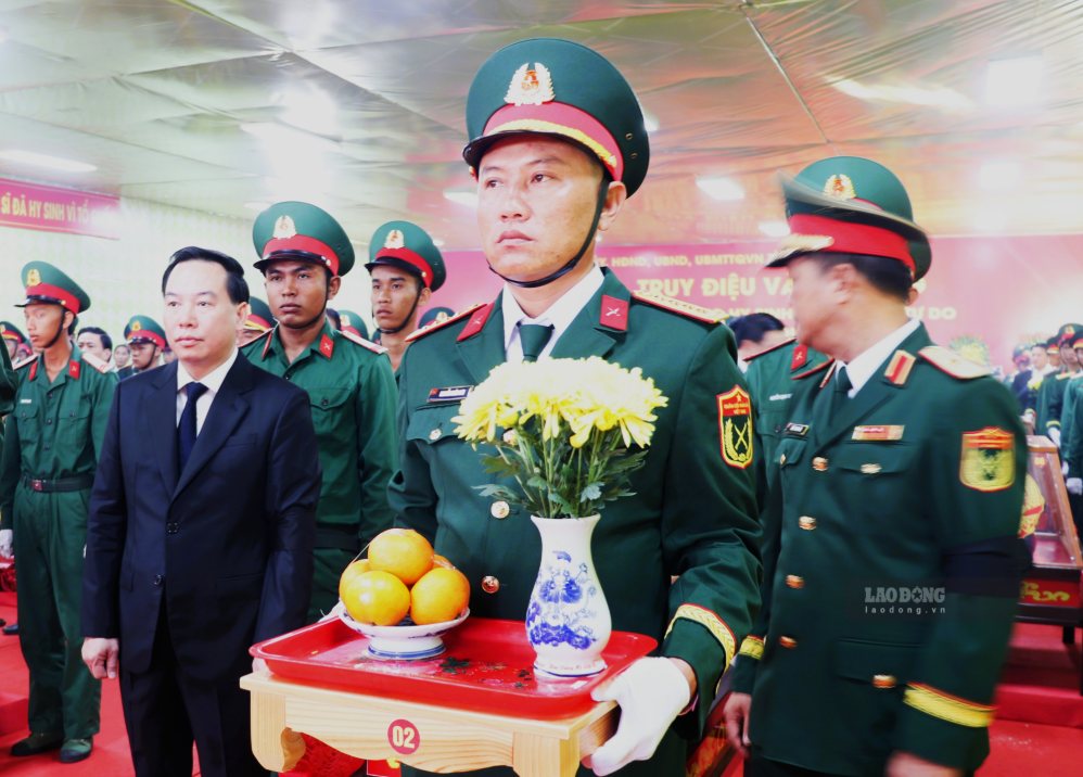 Sau thời gian tìm kiếm, 25 hài cốt liệt sĩ được đưa về an nghỉ tại Nghĩa trang liệt sĩ Ninh Thuận. Ảnh: Phương Linh