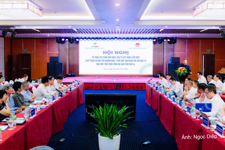 Toàn cảnh Hội nghị làm việc giữa EVNNPC với UBND tỉnh Sơn La, các đơn vị vận hành hệ thống điện và các chủ đầu tư nhà máy điện.