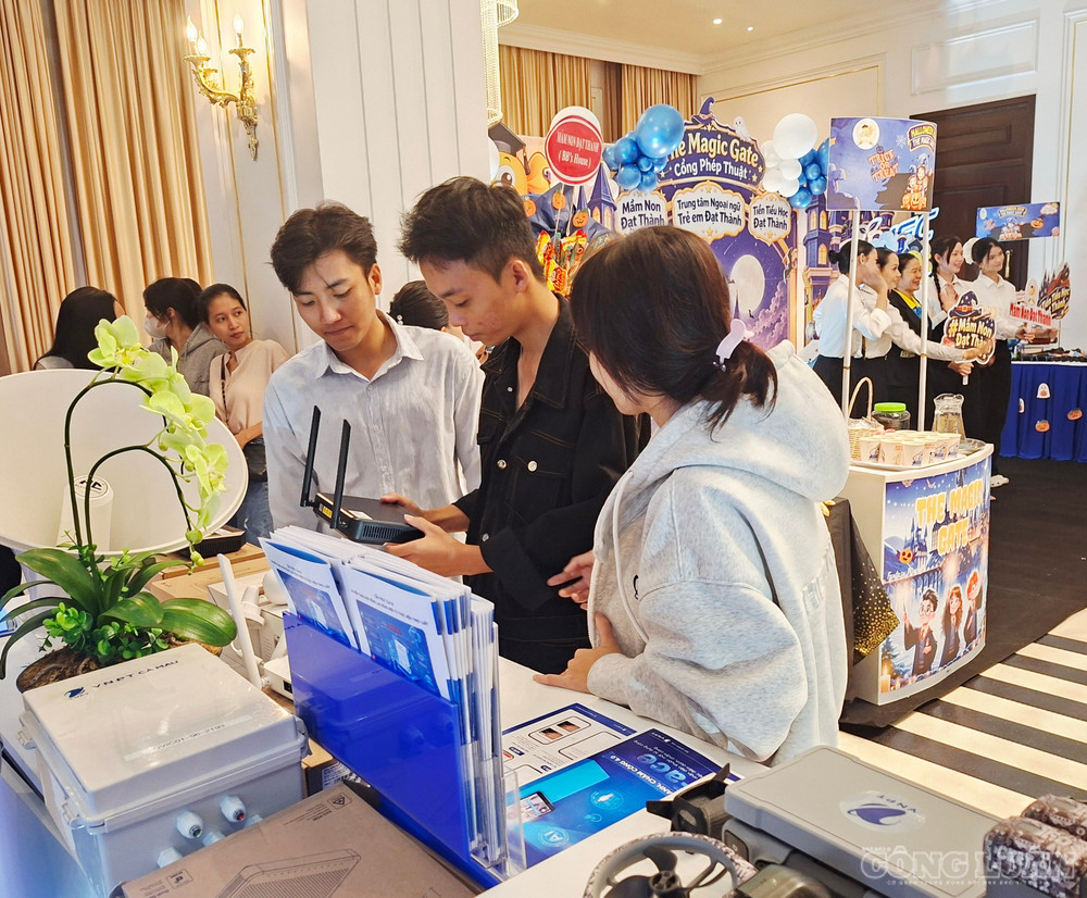 Khách tham quan tìm hiểu các sản phẩm công nghệ tại ngày hội. clo_br_20261030-074119.jpg